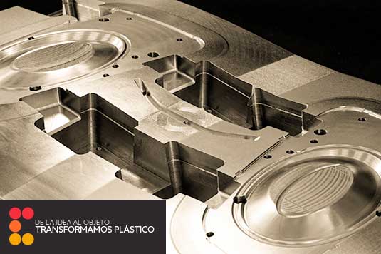 Imagen de un molde de metal para hacer piezas de plástico.