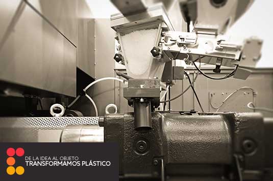 Máquina inyectora de plástico trabajando.